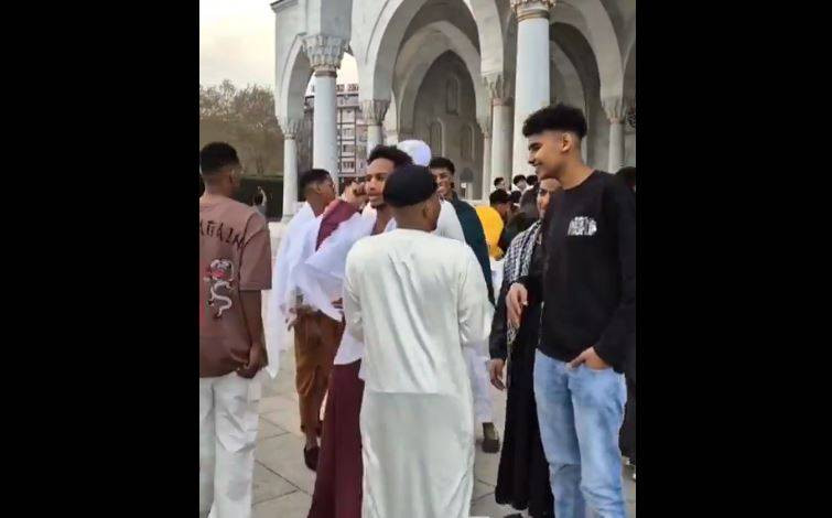 Melike Hatun camisinde bayram namazı sonrası. Yer: Maalesef Türkiye Cumhuriyeti'nin başkenti Ankara - Resim: 3